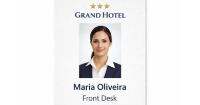 Crachá em PVC personalizado para hotel com logo, nome do funcionário, cargo e bandeiras de idiomas para recepção e equipe operacional