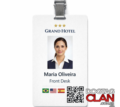 Crachá em PVC personalizado para hotel com logo, nome do funcionário, cargo e bandeiras de idiomas para recepção e equipe operacional