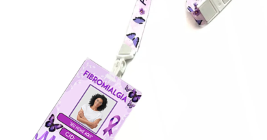 Crachá de fibromialgia personalizado com cordão lilás e opção de cordão de girassol para identificação de deficiência oculta
