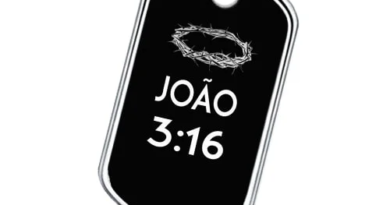 Dog Tag religiosa personalizada em aço inox com versículo bíblico gravado e opção de nome no verso