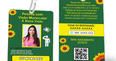 Crachá de identificação para baixa visão com cordão girassol, personalizado com nome, contato de emergência e QR Code, ideal para segurança e acessibilidade no dia a dia.