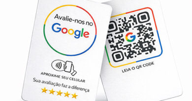 Cartão Avaliação Google com NFC e QR Code sendo aproximado ao celular para abrir avaliação 5 estrelas