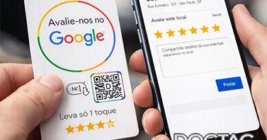 Cartão Avaliação Google com NFC e QR Code sendo usado com celular aproximando para avaliação 5 estrelas