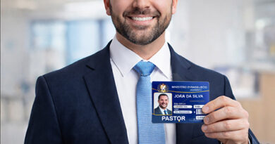 Carteirinha de pastor personalizada em PVC com foto, nome e dados da igreja, modelo profissional padrão cartão bancário