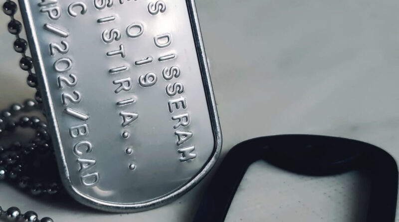 dog tag militar em aço inox com gravação em alto relevo padrão original das forças armadas com corrente de bolinha