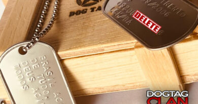 dog tag militar personalizada em aço inox com gravação profunda, destacando qualidade profissional e durabilidade no uso diário