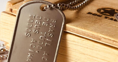 dog tag militar personalizada em aço inox com corrente de bolinha, mostrando gravação durável e identificação estilo militar