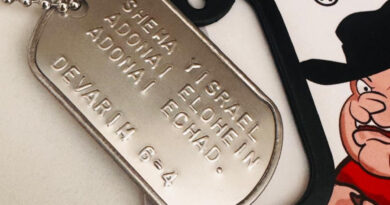 dog tag alto relevo vs laser comparação gravação militar em aço inox diferença entre relevo e gravação superficial