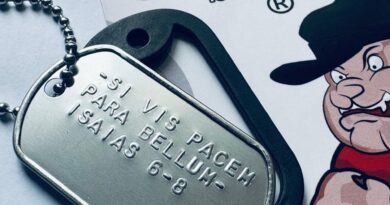 dog tag personalizada em aço inox com gravação em alto relevo comparada à gravação a laser, destacando durabilidade e padrão militar