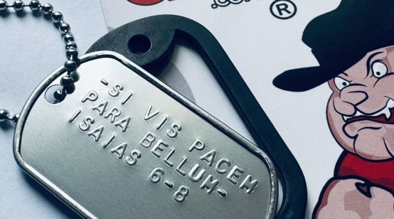 dog tag personalizada em aço inox com gravação em alto relevo comparada à gravação a laser, destacando durabilidade e padrão militar