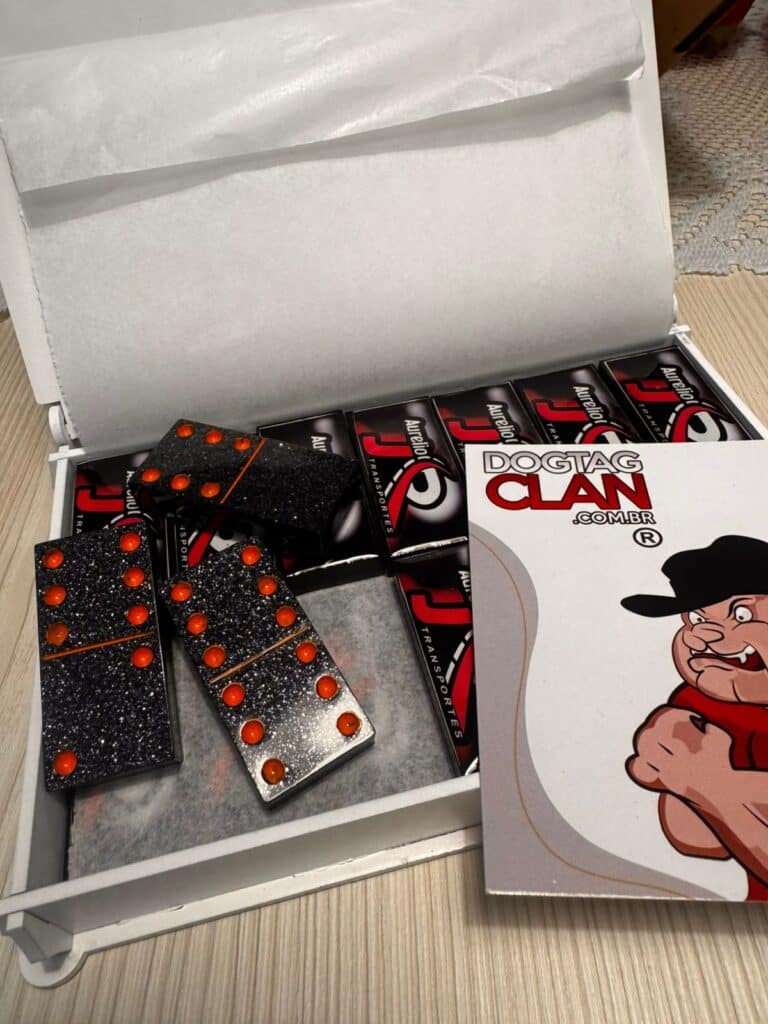 Dominó personalizado com foto em cada peça e caixa personalizada, feito em resina poliéster, ideal para presente exclusivo ou brinde corporativo