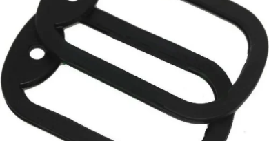 Silenciador de dog tag em silicone preto instalado em placa de aço inox para reduzir ruído e proteger a dog tag