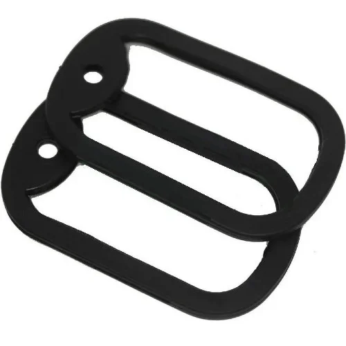 Silenciador de dog tag em silicone preto instalado em placa de aço inox para reduzir ruído e proteger a dog tag