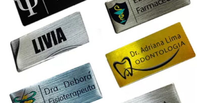 Crachá broche em aço inox personalizado com nome e logo, fixação por ímã ou alfinete, tamanho padrão 6x2,5 cm