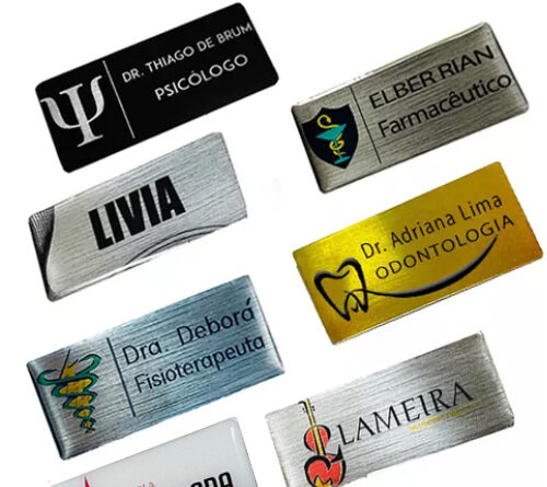 Crachá broche em aço inox personalizado com nome e logo, fixação por ímã ou alfinete, tamanho padrão 6x2,5 cm