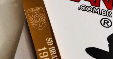 Colar tático personalizado em aço inox com gravação profunda em ponta de diamante, com nome, símbolo militar e dados gravados diretamente no aço