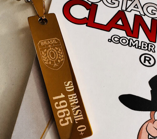 Colar tático personalizado em aço inox com gravação profunda em ponta de diamante, com nome, símbolo militar e dados gravados diretamente no aço