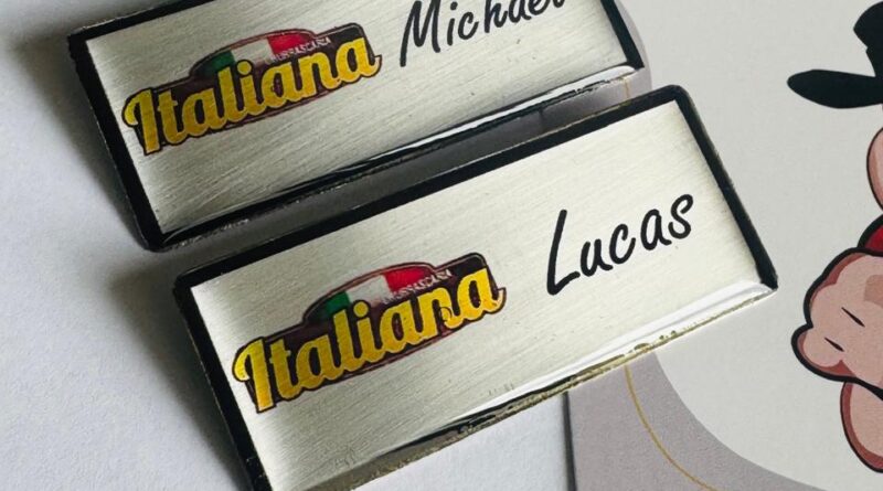 broche magnético personalizado em aço inox com nome gravado fixação com ímã não fura roupa uso profissional