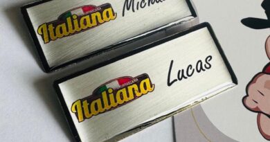 crachá broche em aço inox personalizado com imã ou alfinete com nome e logo profissional