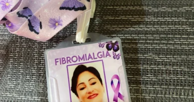crachá fibromialgia personalizado com foto cid e cordão temático em pvc resistente