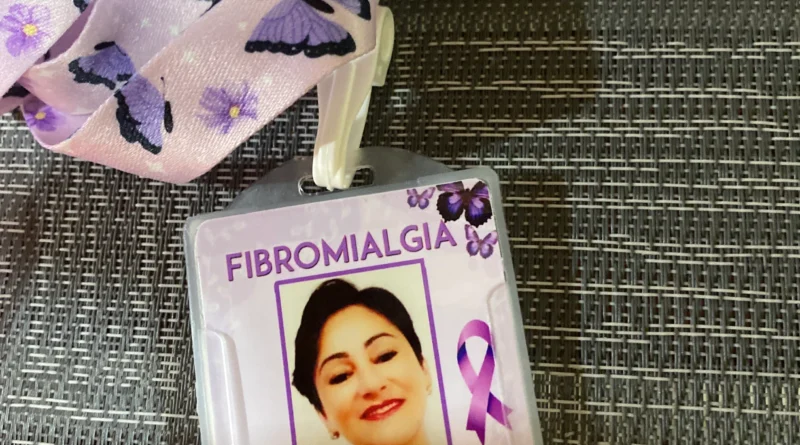 crachá fibromialgia personalizado com foto cid e cordão temático em pvc resistente