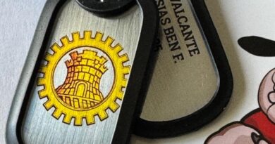 Simulador de dog tag personalizada mostrando como criar e visualizar antes de gravar no aço inox