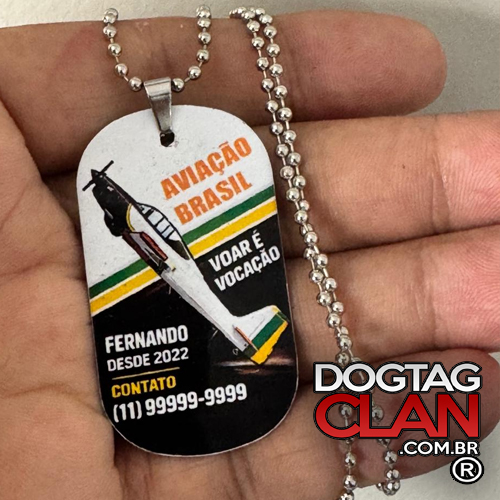 Dog tag personalizada em aço inox sendo criada em simulador online com visualização antes da gravação