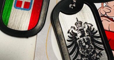 Dog tag personalizada em aço inox com gravação de nome, símbolo ou frase, com visualização antes da produção no site DogTagClan