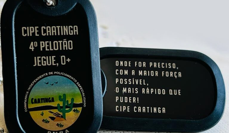 Simulador de dog tag personalizada no site DogTagClan mostrando pré-visualização antes da gravação em aço inox