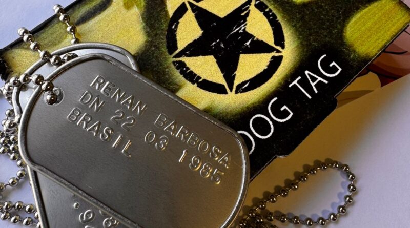dog tag personalizada com imagem gravada em aço inox, colar com foto ou arte criada pelo cliente gravada no metal que não apaga