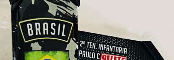 criar dog tag personalizada do zero no site com visualização antes de gravar, colar tático em aço inox que não apaga