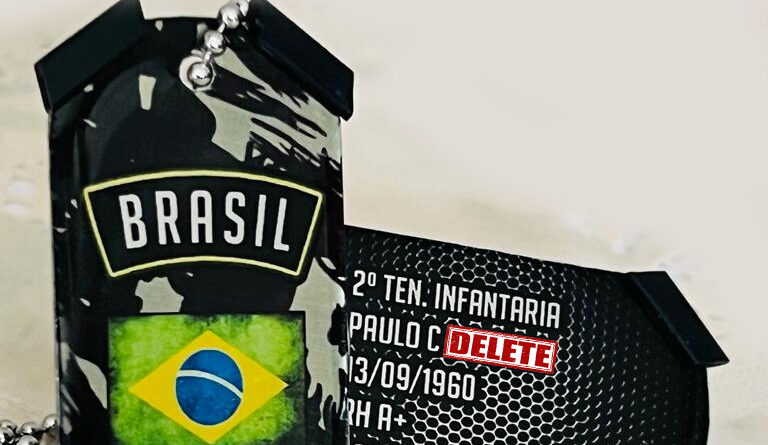 Dog tag colorida personalizada com imagem ou logo no aço inox, modelo criado pelo cliente antes da gravação