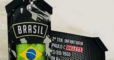 Gravação a laser em dog tag de aço inox pode desbotar ou perder intensidade com o tempo comparação com gravação profunda