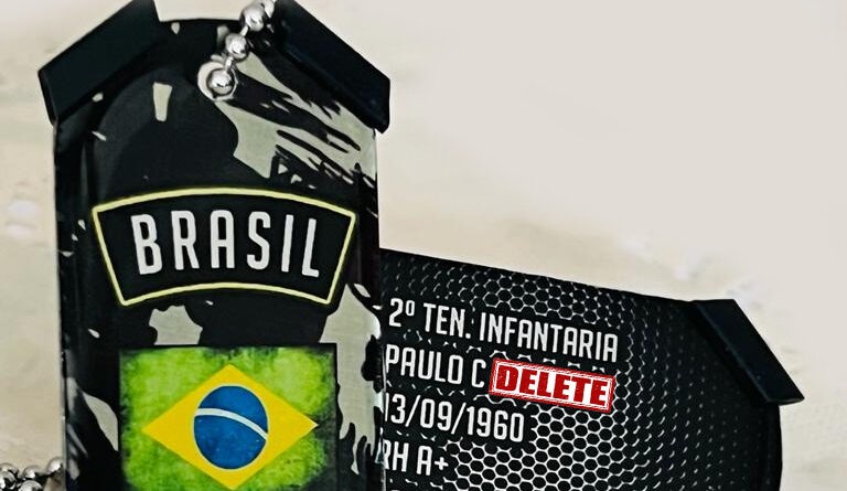 Gravação a laser em dog tag de aço inox pode desbotar ou perder intensidade com o tempo comparação com gravação profunda