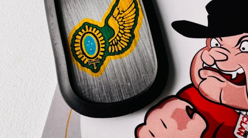 Dog tag com foto gravada a laser em aço inox mostrando contraste e comparação com gravação em ponta de diamante