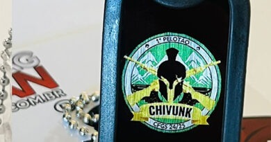 Dog tag colorida em aço inox com sublimação resistente que não desbota e mantém cores vivas com o tempo
