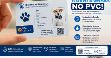 Cartão de identificação animal em PVC com QR Code sendo segurado na mão, exemplo de transformação de RGA digital em cartão resistente e durável