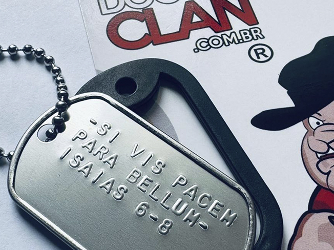 simulador de dog tag personalizada mostrando criação do zero com visualização antes da gravação no aço inox
