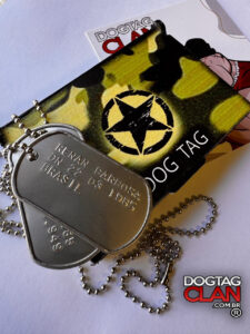 Tela com o passo a passo de como criar dog tag do zero online, mostrando a simulação da placa personalizada com dados e o botão para ver como fica antes de comprar.