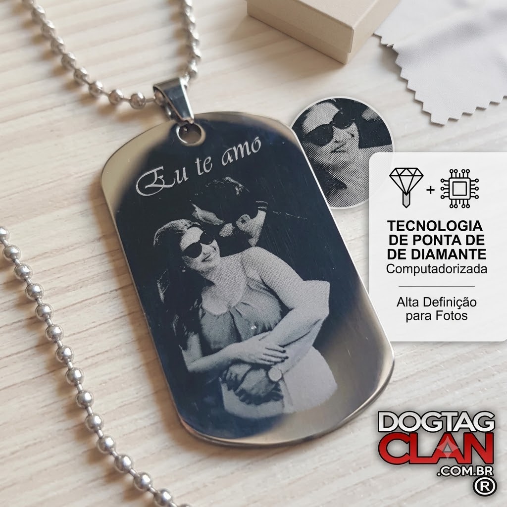 Dog Tag com fotogravação em ponta de diamante de alta definição com foto de casal e a frase 'Eu te amo' em aço inox.