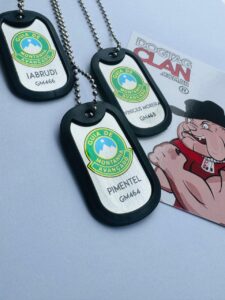 Dog Tag Guia de Montanha personalizada em aço inox com brasão, nome e dados
