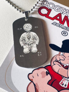 Dog tag de artes marciais personalizada em aço inox gravada com logotipo de equipe e informações do atleta.