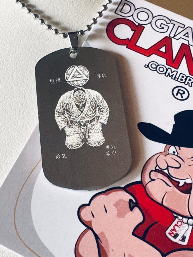 Dog tag de artes marciais personalizada em aço inox gravada com logotipo de equipe e informações do atleta.