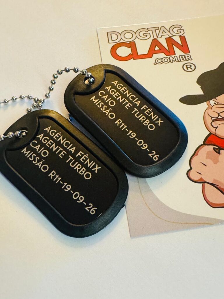 Dog Tag Black personalizada com acabamento Black Piano